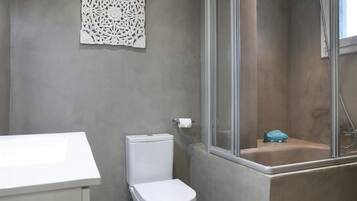 Een douche, een haardroger, handdoeken