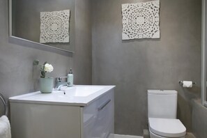 Douche, séchoir à cheveux, serviettes fournies