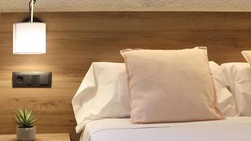 2 habitaciones, tabla de planchar con plancha, internet y ropa de cama