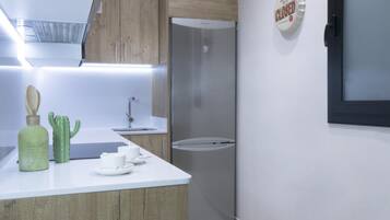 Een koelkast, een magnetron, een vaatwasser