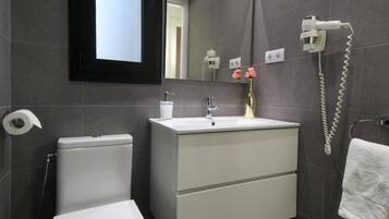 Een douche, een haardroger, handdoeken