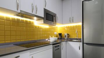 Refrigerador, microondas, lavavajillas y cafetera y tetera