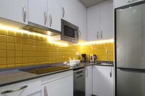 冷蔵庫、電子レンジ、食器洗い機、コーヒー / ティーメーカー