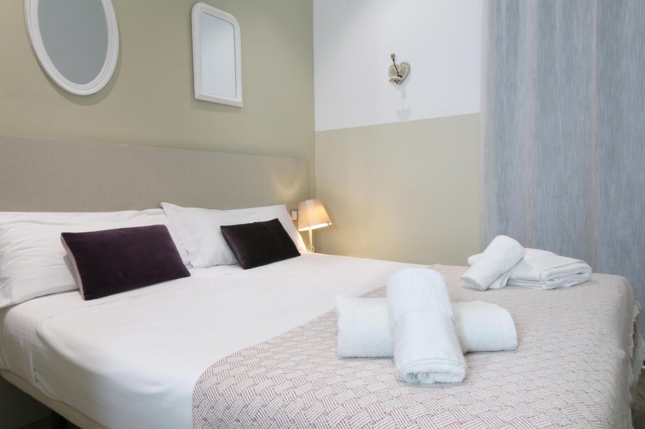 2 bedrooms, iron/ironing board, Internet, bed sheets