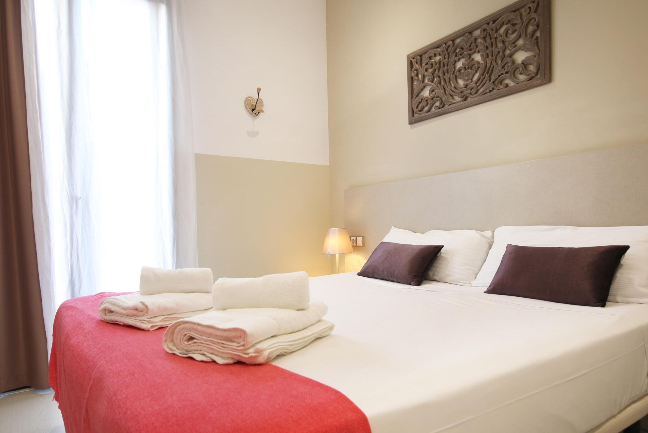 2 bedrooms, iron/ironing board, internet, bed sheets