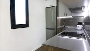 Frigorífico, microondas, lavavajillas y cafetera o tetera