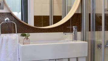 Een douche, een haardroger, handdoeken, zeep