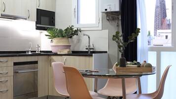 Refrigerador, microondas, lavavajillas y cafetera y tetera