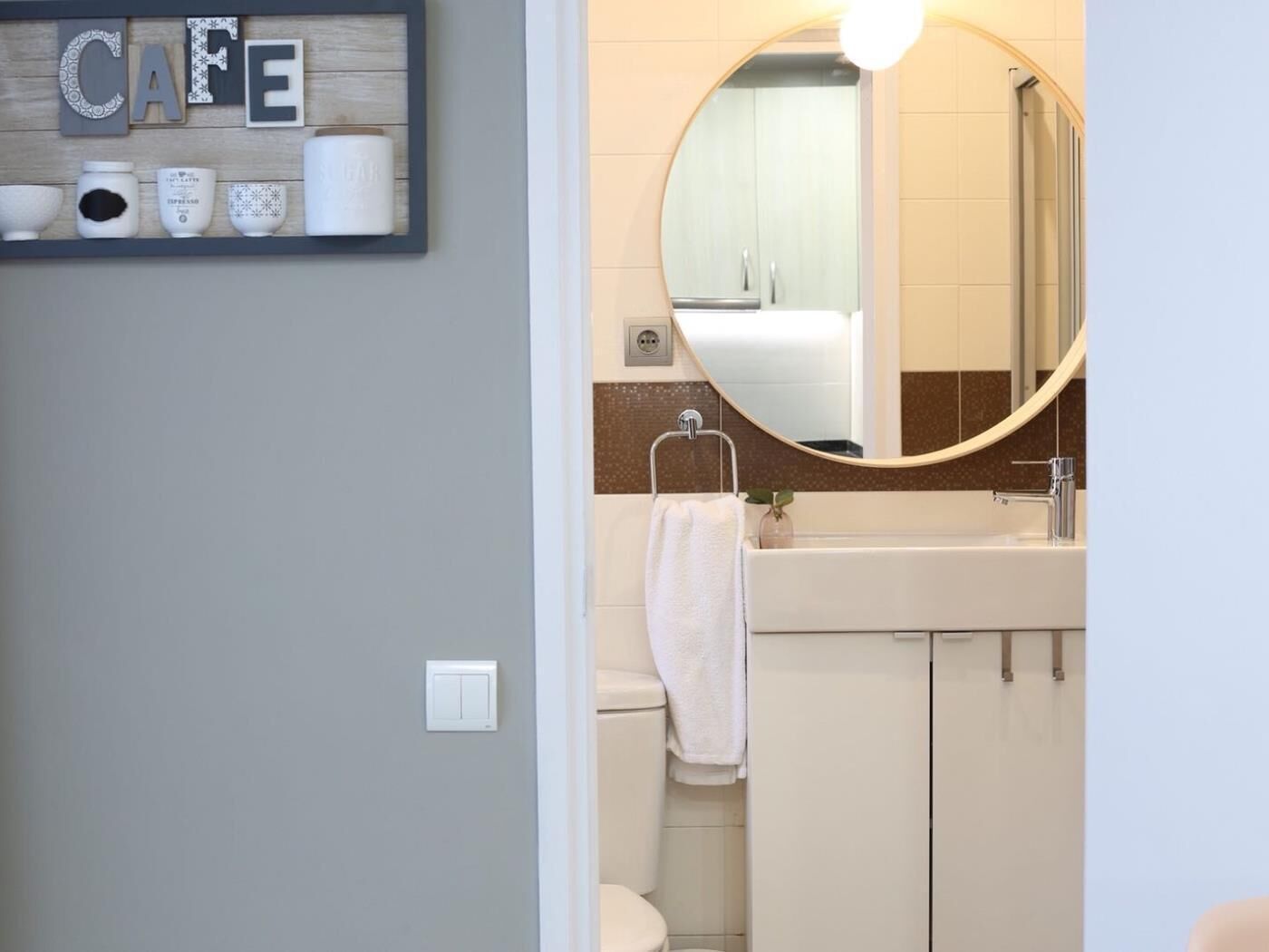 Regadera, secadora de cabello, toallas, jabón 