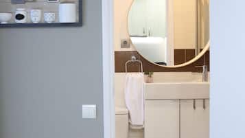 Regadera, secadora de cabello, toallas, jabón