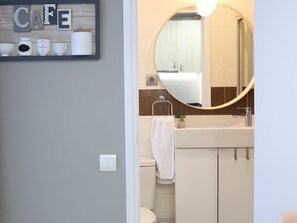 Suihku, hiustenkuivaaja, pyyhkeet, saippua