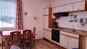 Frigorífico, horno, placa de cocina y cafetera o tetera