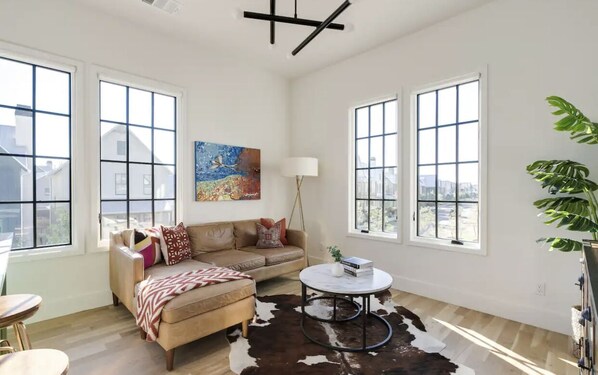 Smart TV - The Scissortail, a Wheeler District Downtown Stay (Oklahoma City)