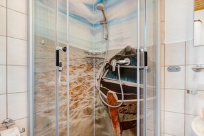 Dusche, Haartrockner, Handtücher