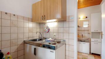 Kühlschrank, Mikrowelle, Herdplatte, Wasserkocher mit Kaffee-/Teezubehör