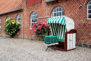Property grounds - Apartment 'Ferienwohnung Landhaus Loose' with Private Terrace, Private Garden and Wi-Fi (Schashagen)