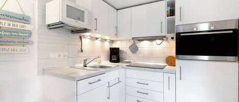 冷蔵庫、電子レンジ、オーブン、コンロ