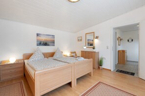 2 bedrooms, free WiFi, bed sheets - Apartment 'Ferienwohnung Landhaus Loose' with Private Terrace, Private Garden and Wi-Fi (Schashagen)