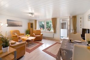 TV, DVD player, stereo - Apartment 'Ferienwohnung Landhaus Loose' with Private Terrace, Private Garden and Wi-Fi (Schashagen)