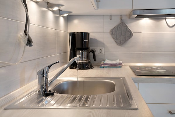 Fridge, microwave, oven, stovetop - Apartment 'Ferienwohnung Landhaus Loose' with Private Terrace, Private Garden and Wi-Fi (Schashagen)