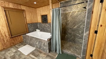Douche, baignoire Ă jets, serviettes fournies, savon