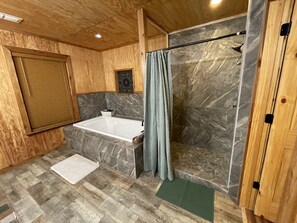 Ducha, bañera de hidromasaje, toallas, jabón