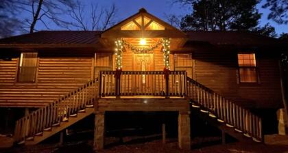 3-bedroom cabin just a short walk to Caddo Lake State Park