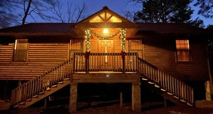 Waterfront! Cozy Cabin on the water on Caddo Lake. Kayaks included!