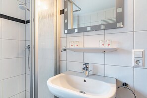 Douche, sèche-cheveux, serviettes fournies