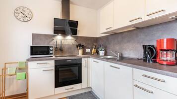 Wasserkocher mit Kaffee-/Teezubehör, Kühlschrank, Mikrowelle, Ofen