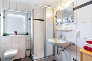 Dusche, Haartrockner, Handtücher