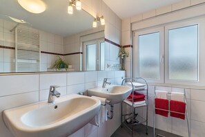 Dusch, hårtork och handdukar