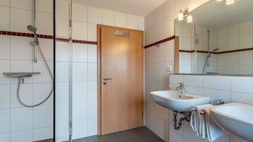 Dusche, Haartrockner, Handtücher