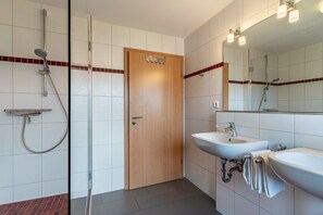 Dusche, Haartrockner, Handtücher