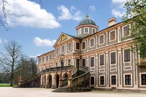 A historic building with a grand staircase, multiple windows, and a dome. - Holiday Apartment 'Cheng 2' with Balcony, Wi-Fi and Air Conditioning (Baden Baden)