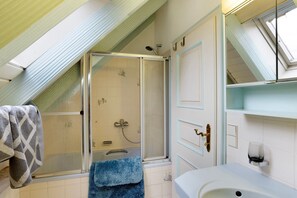 Chuveiro, secador de cabelo, toalhas de banho 