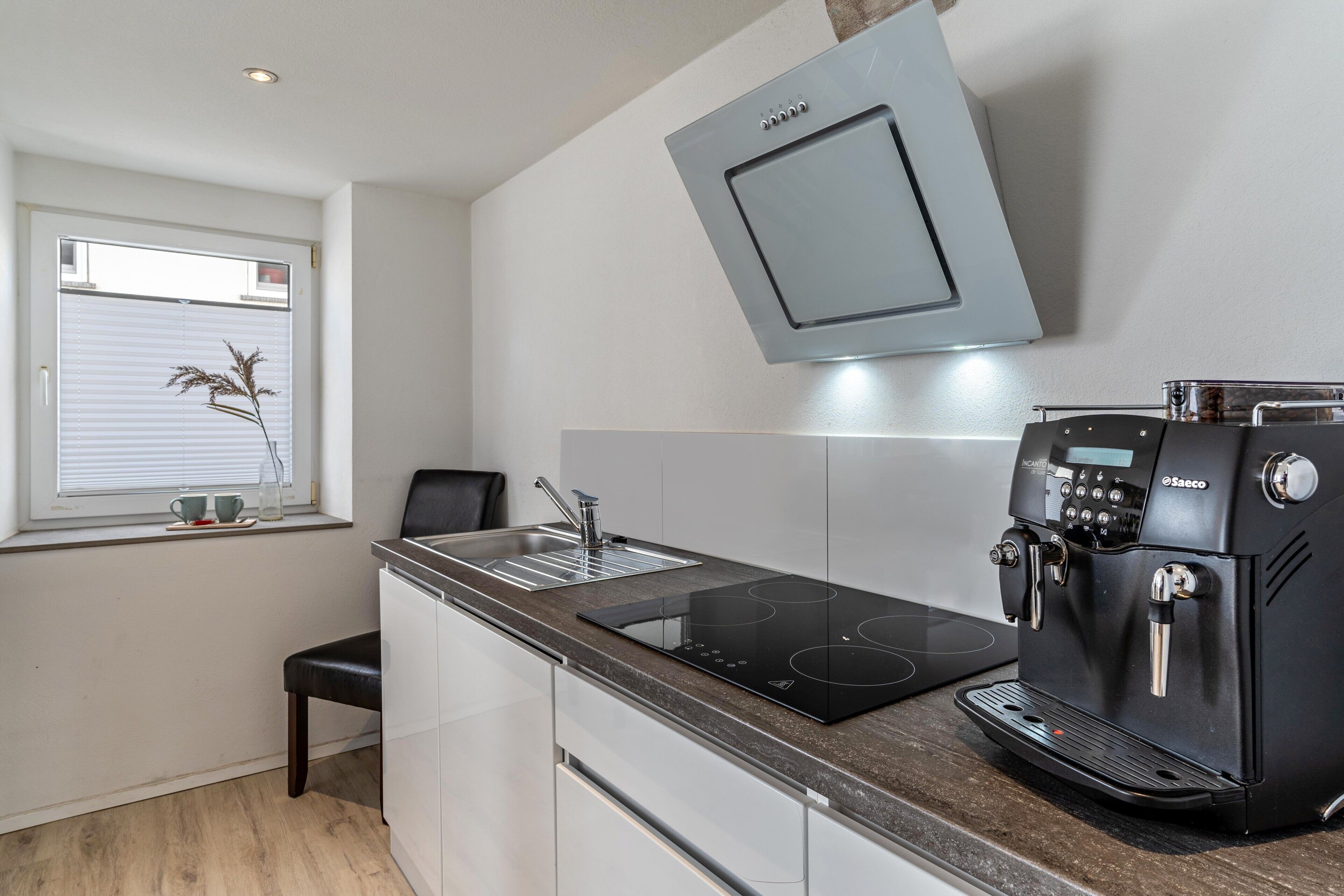 Een koelkast, een oven, een kookplaat, een vaatwasser