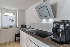 Fridge, oven, stovetop, dishwasher - Apartment 'Ferienwohnung Zur Weinsteige' with Wi-Fi (Ihringen am Kaiserstuhl)