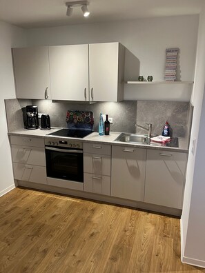 Fridge, oven, stovetop, dishwasher