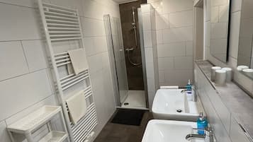 Ducha, secador de pelo, toallas