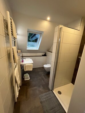 Douche, sèche-cheveux, serviettes fournies