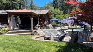 Un patio couvert avec des meubles d’extérieur et une piscine.