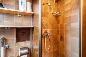 Douche, sèche-cheveux, serviettes fournies