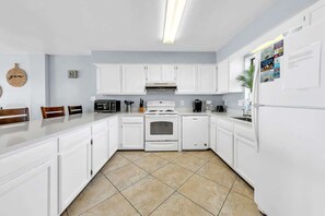 Frigorífic, microones, forn i placa de cuina 