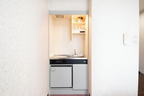 Mini-fridge, stovetop, cookware/dishes/utensils - Hotel SINDAI (Nara)