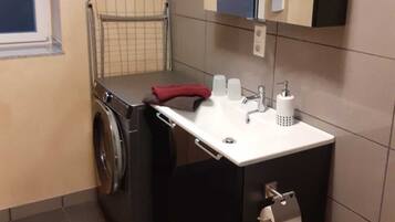 Dusche, kostenlose Toilettenartikel, Haartrockner, Handtücher