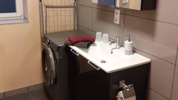 Dusche, kostenlose Toilettenartikel, Haartrockner, Handtücher