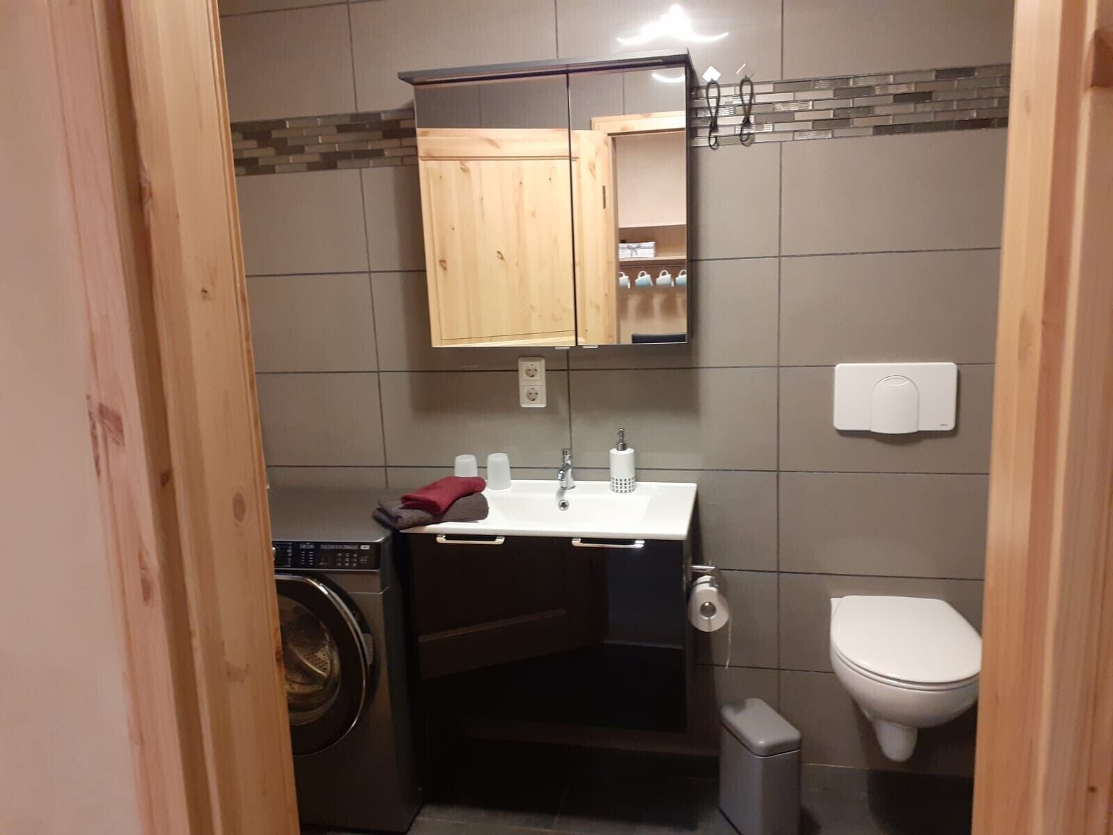 Dusche, kostenlose Toilettenartikel, Haartrockner, Handtücher