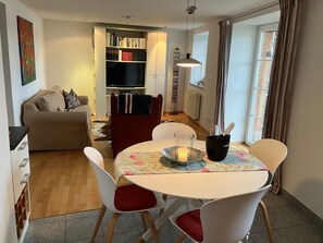 Dining - Modern, high-quality vacation apartment 'Am Stadtsee' with lake view, small private garden + Wi-fi (Bad Waldsee)