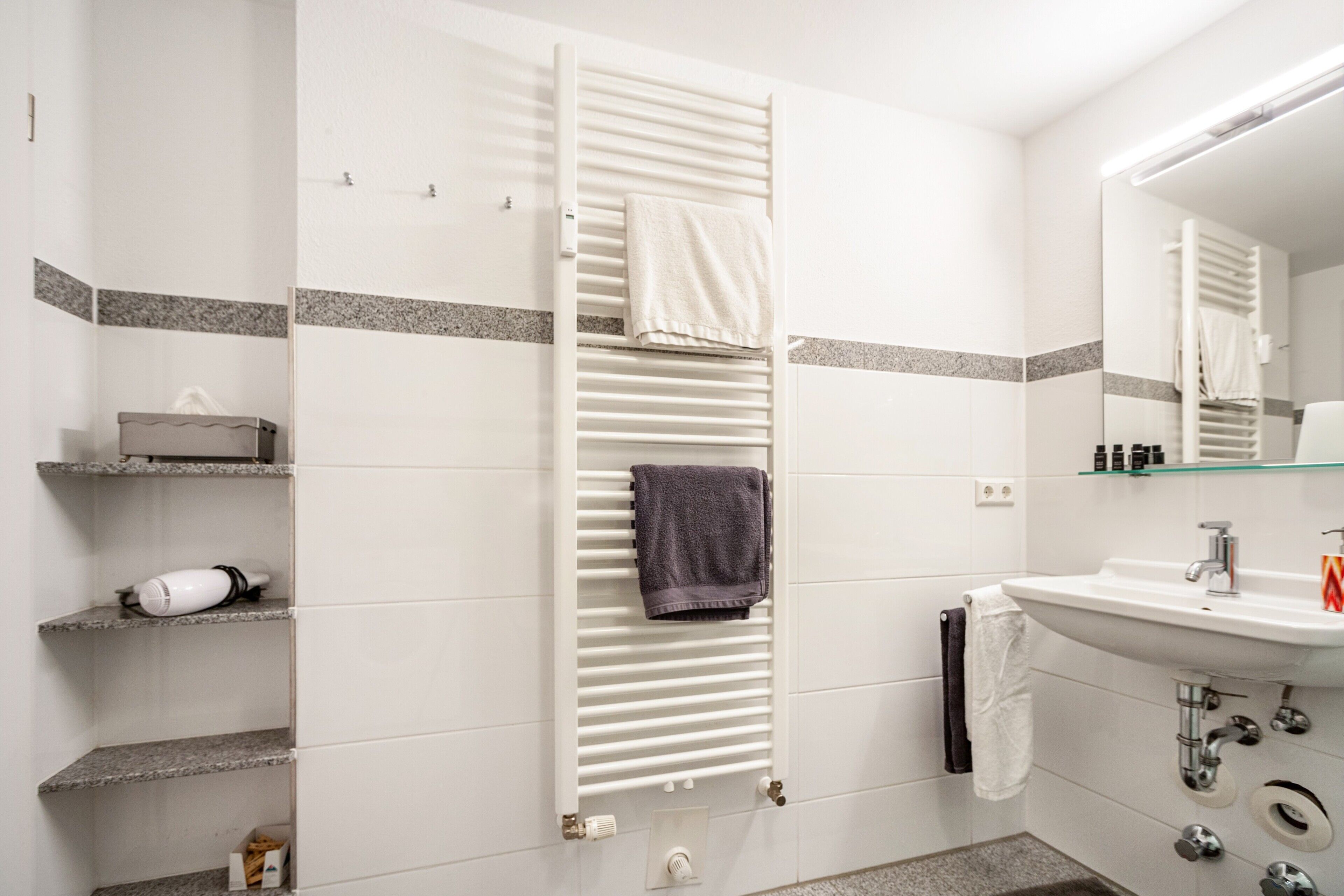 Dusj, hårføner og håndklær